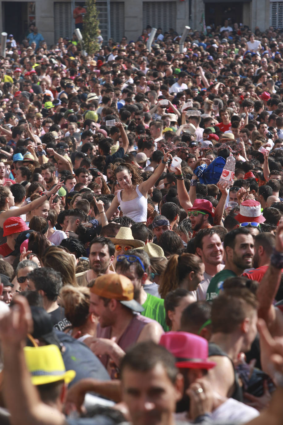 Vitoria ha dado inicio a las fiestas de la Virgen Blanca y una gran multitud de alaveses ha recibido a Celedón.