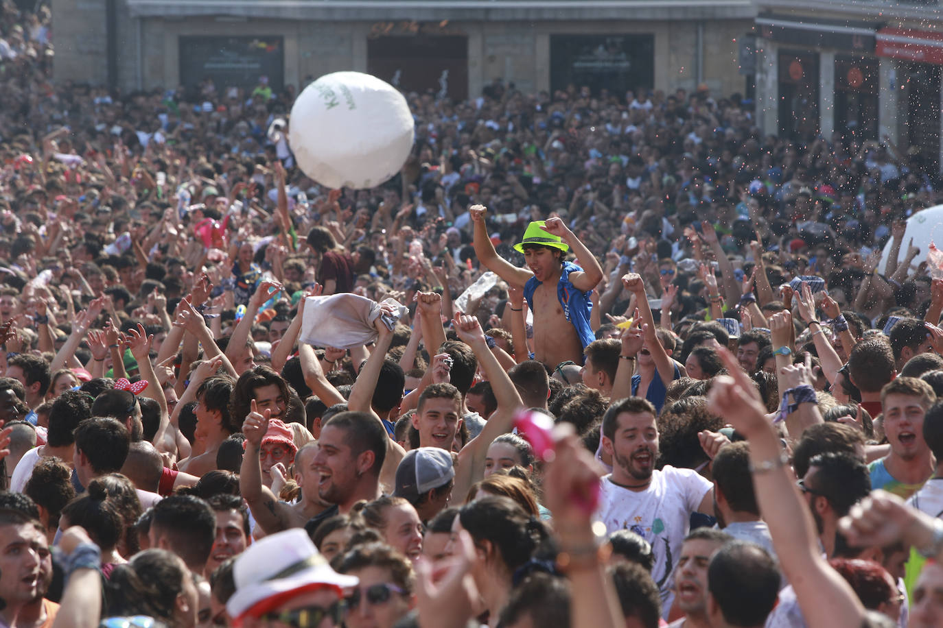 Vitoria ha dado inicio a las fiestas de la Virgen Blanca y una gran multitud de alaveses ha recibido a Celedón.