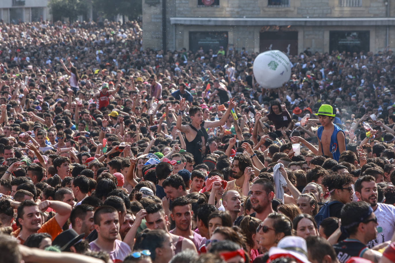 Vitoria ha dado inicio a las fiestas de la Virgen Blanca y una gran multitud de alaveses ha recibido a Celedón.