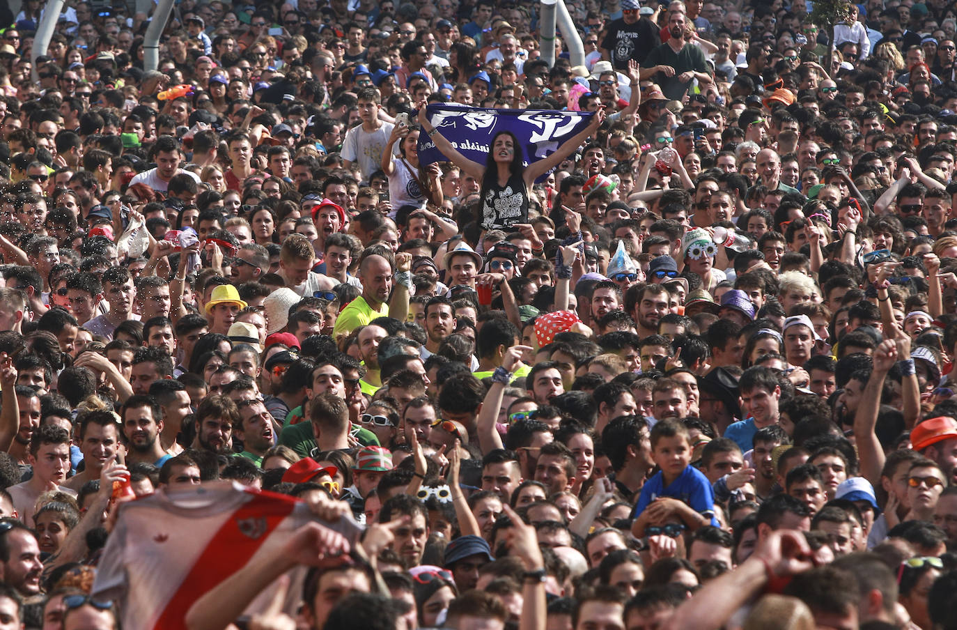 Vitoria ha dado inicio a las fiestas de la Virgen Blanca y una gran multitud de alaveses ha recibido a Celedón.