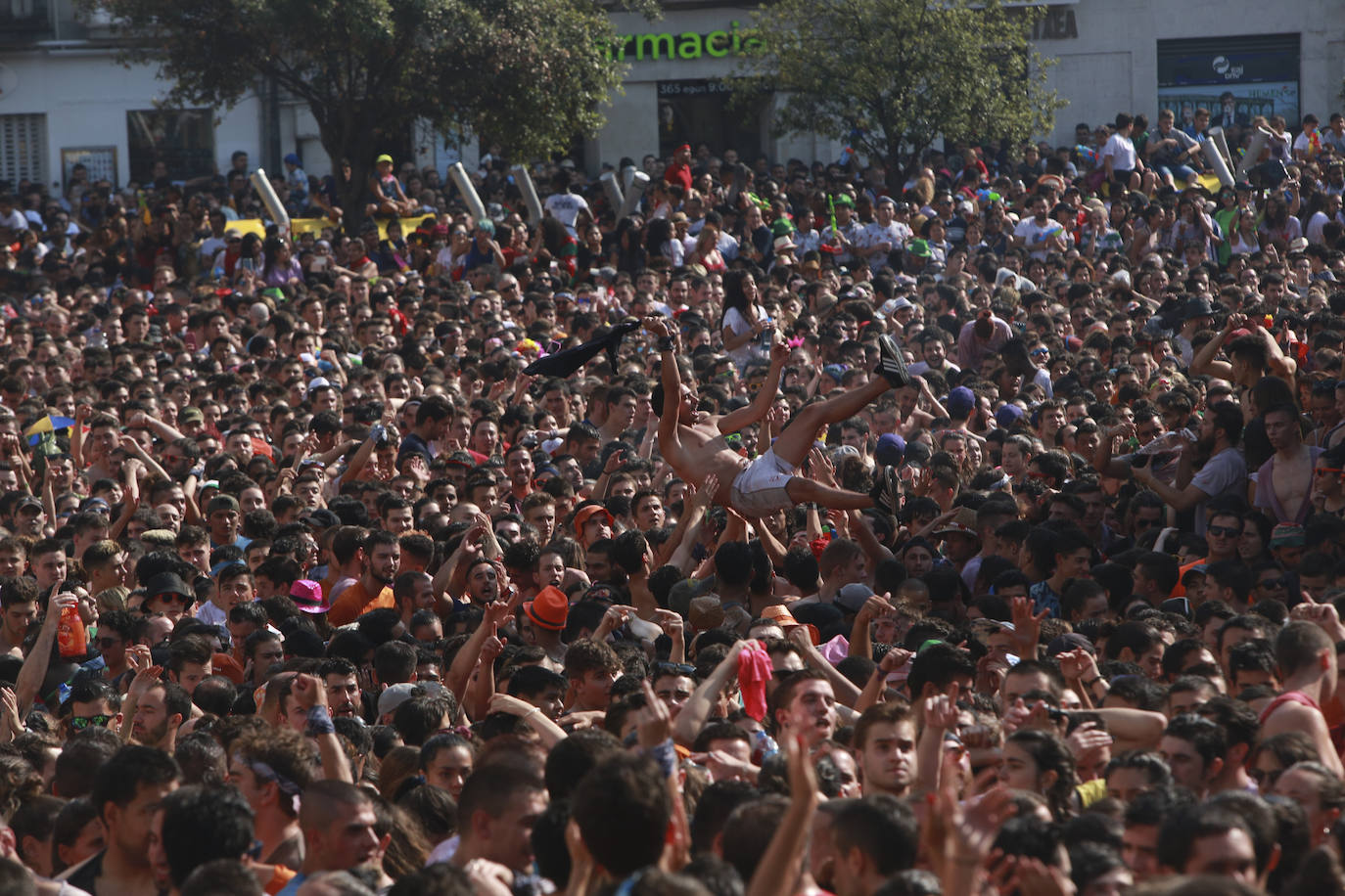 Vitoria ha dado inicio a las fiestas de la Virgen Blanca y una gran multitud de alaveses ha recibido a Celedón.