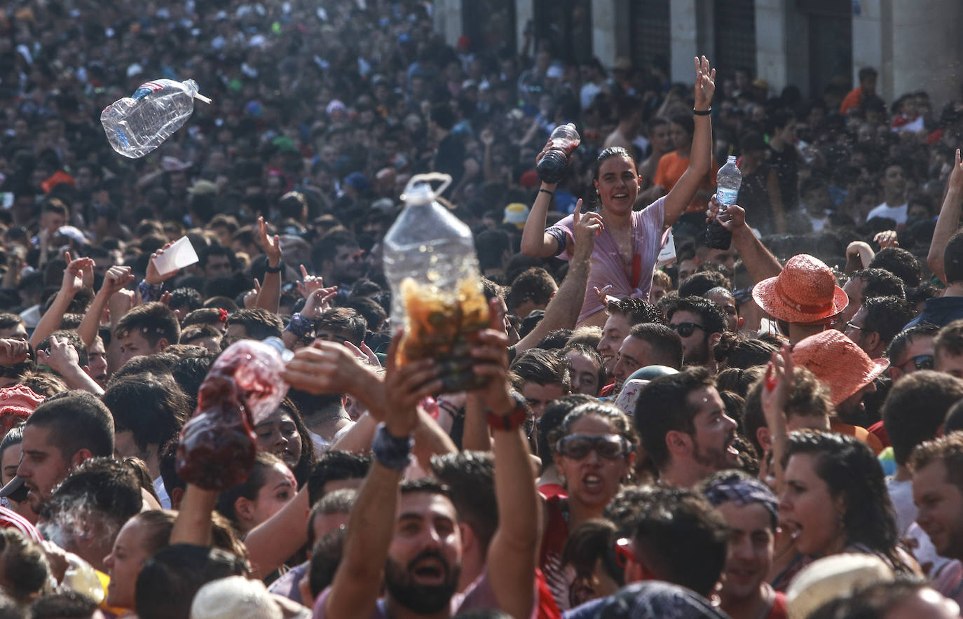 Vitoria ha dado inicio a las fiestas de la Virgen Blanca y una gran multitud de alaveses ha recibido a Celedón.