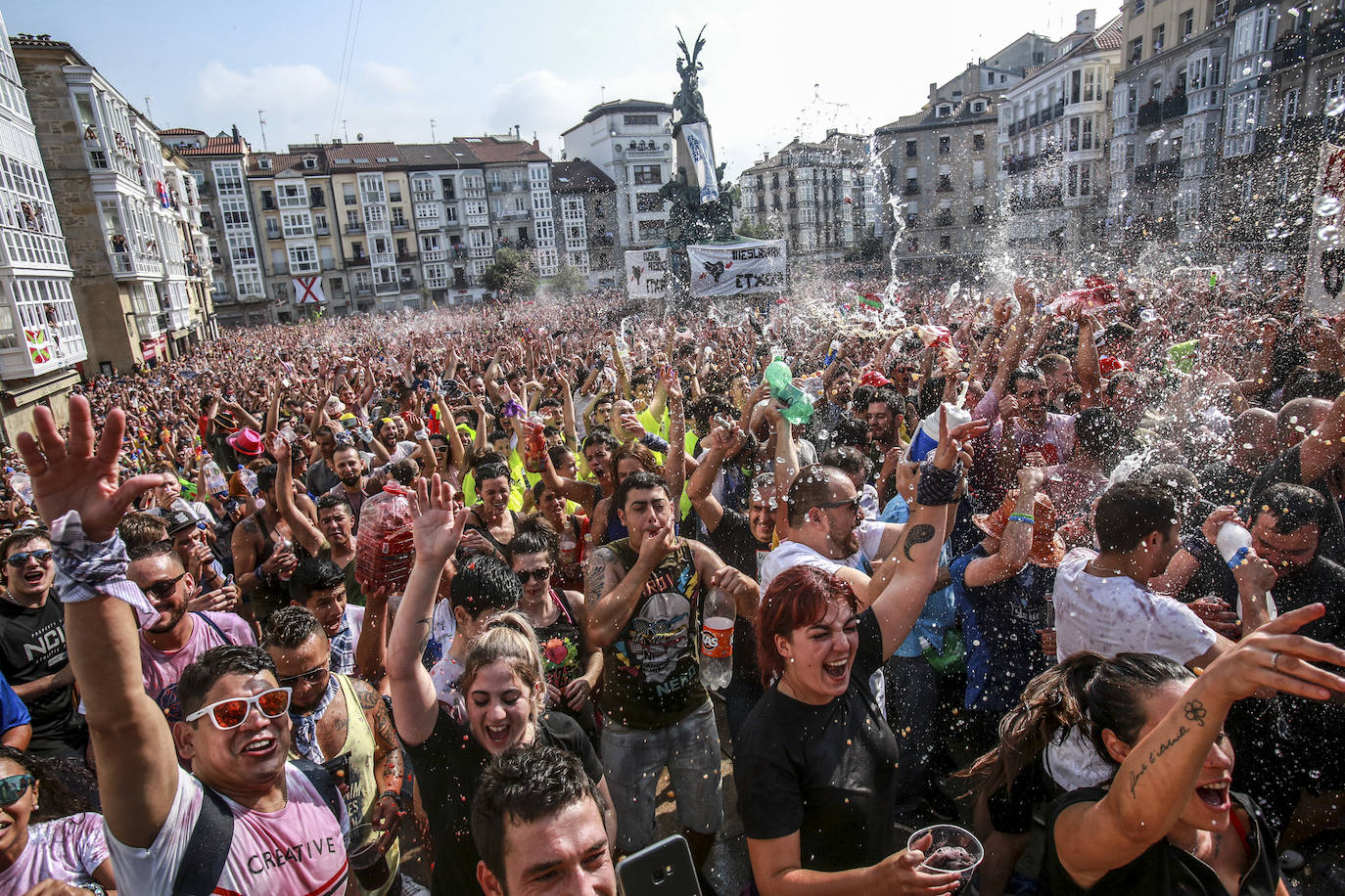 Vitoria ha dado inicio a las fiestas de la Virgen Blanca y una gran multitud de alaveses ha recibido a Celedón.