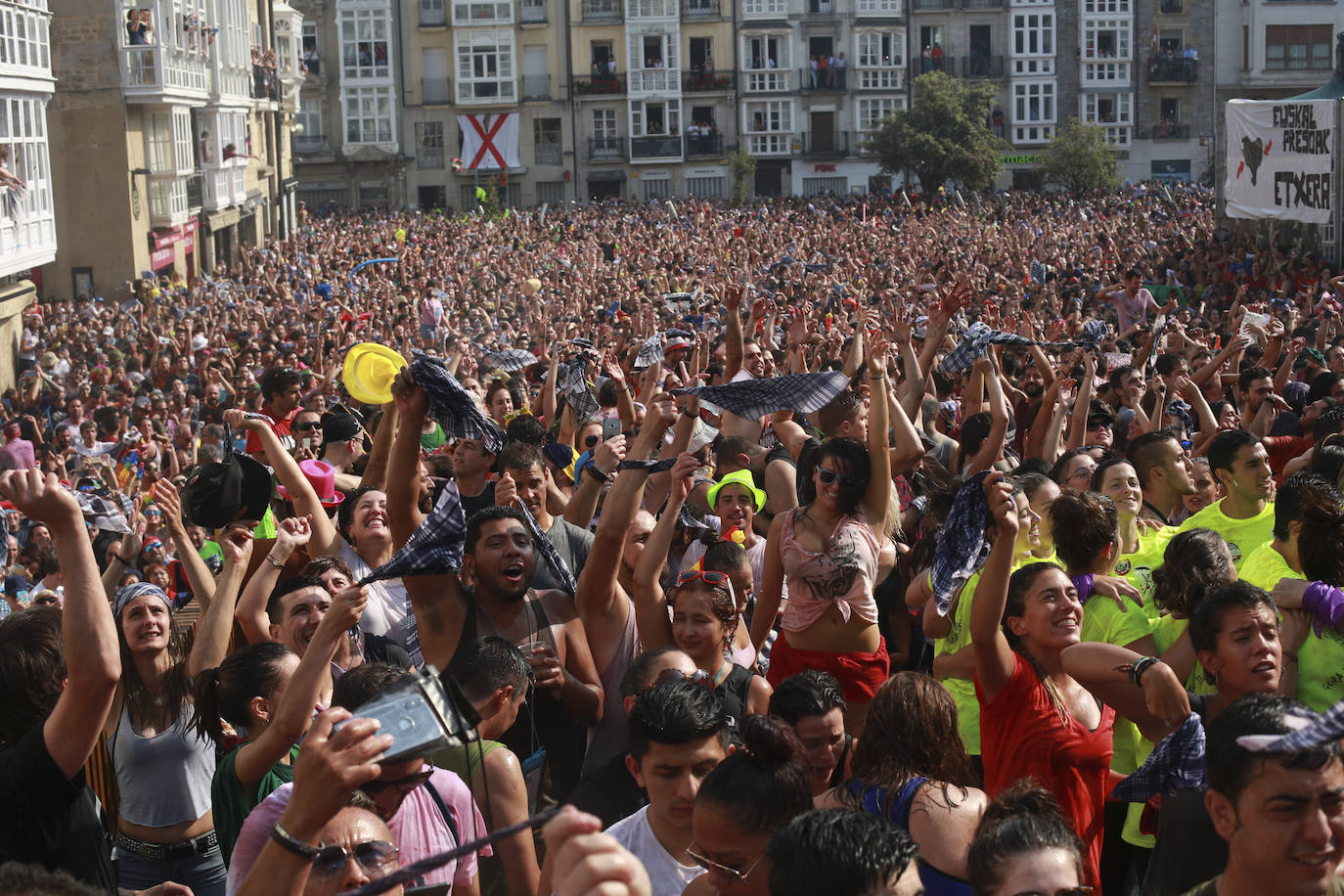 Vitoria ha dado inicio a las fiestas de la Virgen Blanca y una gran multitud de alaveses ha recibido a Celedón.