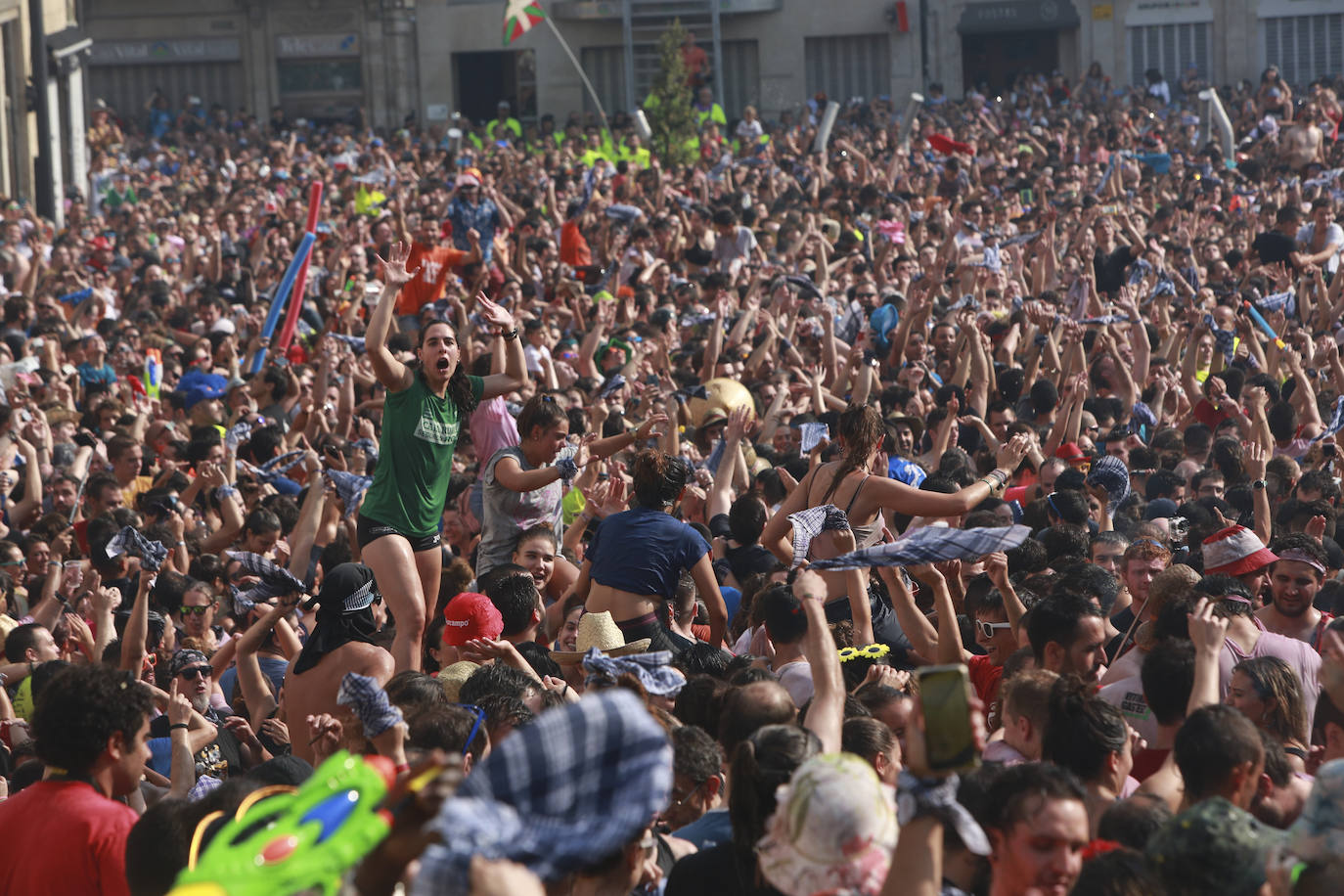 Vitoria ha dado inicio a las fiestas de la Virgen Blanca y una gran multitud de alaveses ha recibido a Celedón.