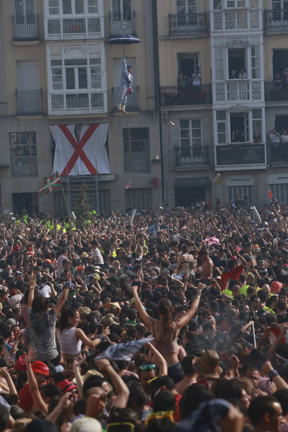 Vitoria ha dado inicio a las fiestas de la Virgen Blanca y una gran multitud de alaveses ha recibido a Celedón.