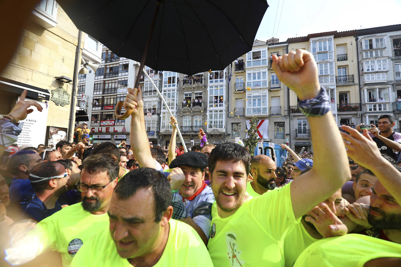 Vitoria ha dado inicio a las fiestas de la Virgen Blanca y una gran multitud de alaveses ha recibido a Celedón.