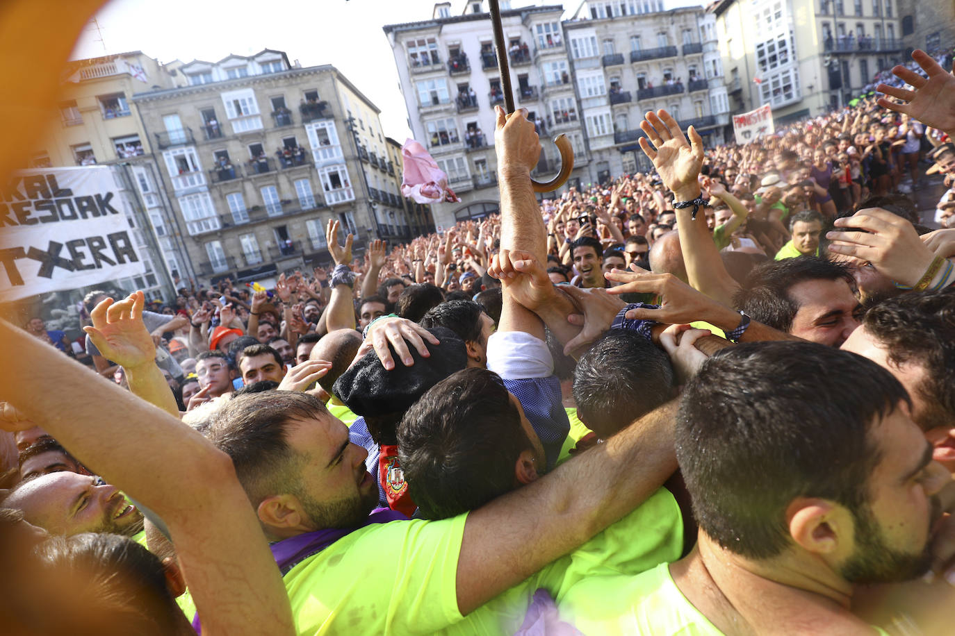 Vitoria ha dado inicio a las fiestas de la Virgen Blanca y una gran multitud de alaveses ha recibido a Celedón.