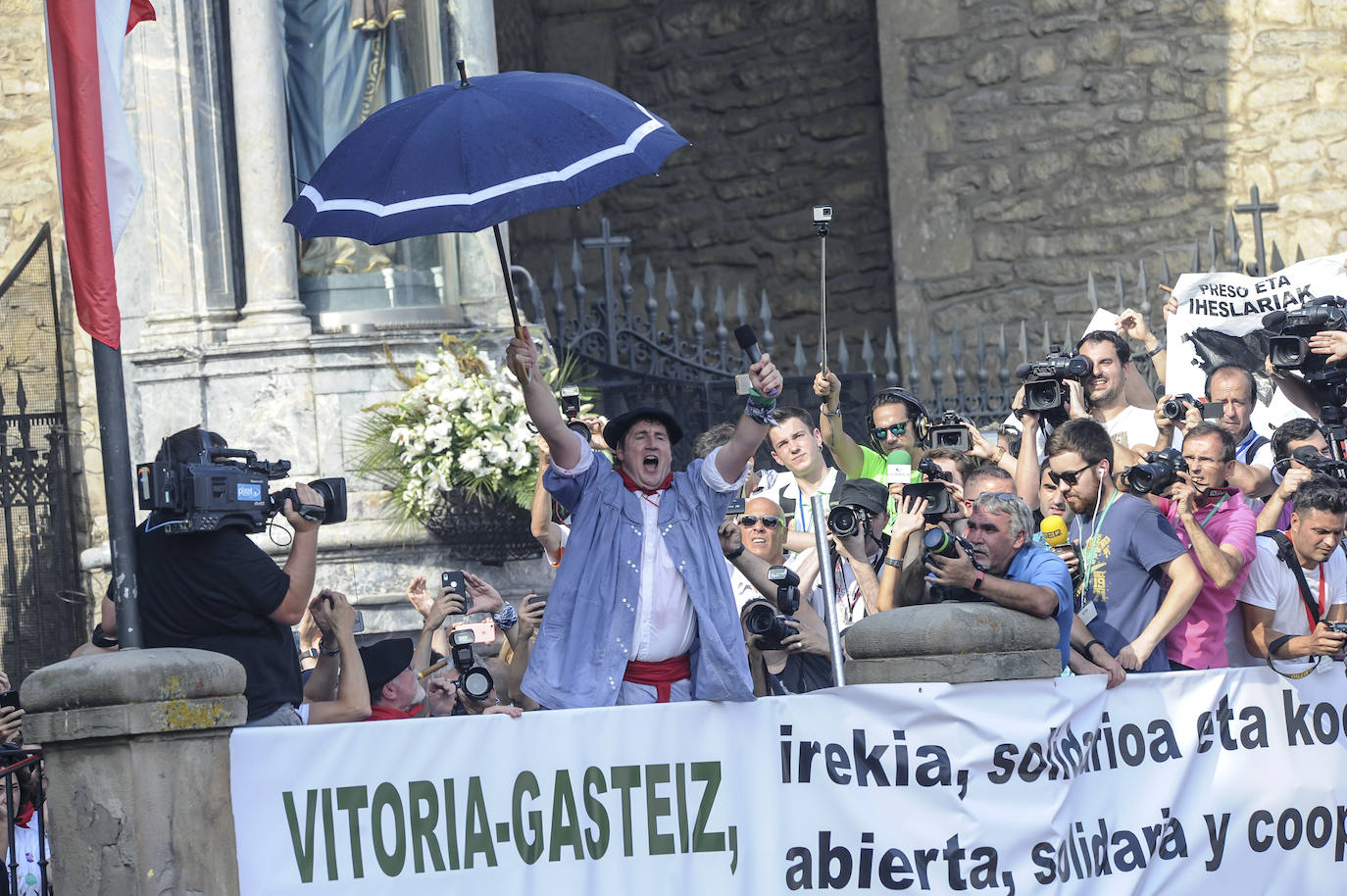 Vitoria ha dado inicio a las fiestas de la Virgen Blanca y una gran multitud de alaveses ha recibido a Celedón.