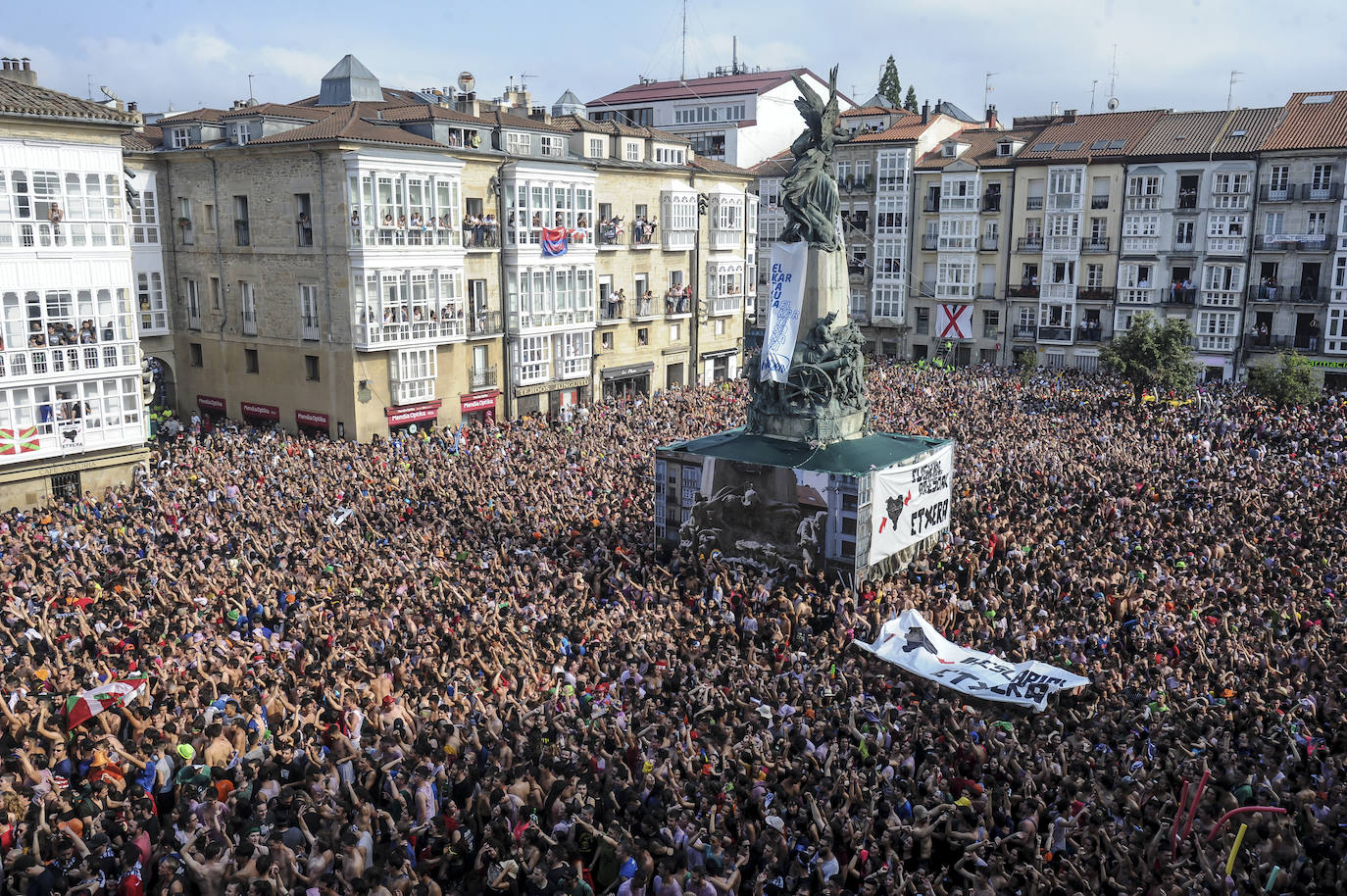 Vitoria ha dado inicio a las fiestas de la Virgen Blanca y una gran multitud de alaveses ha recibido a Celedón.