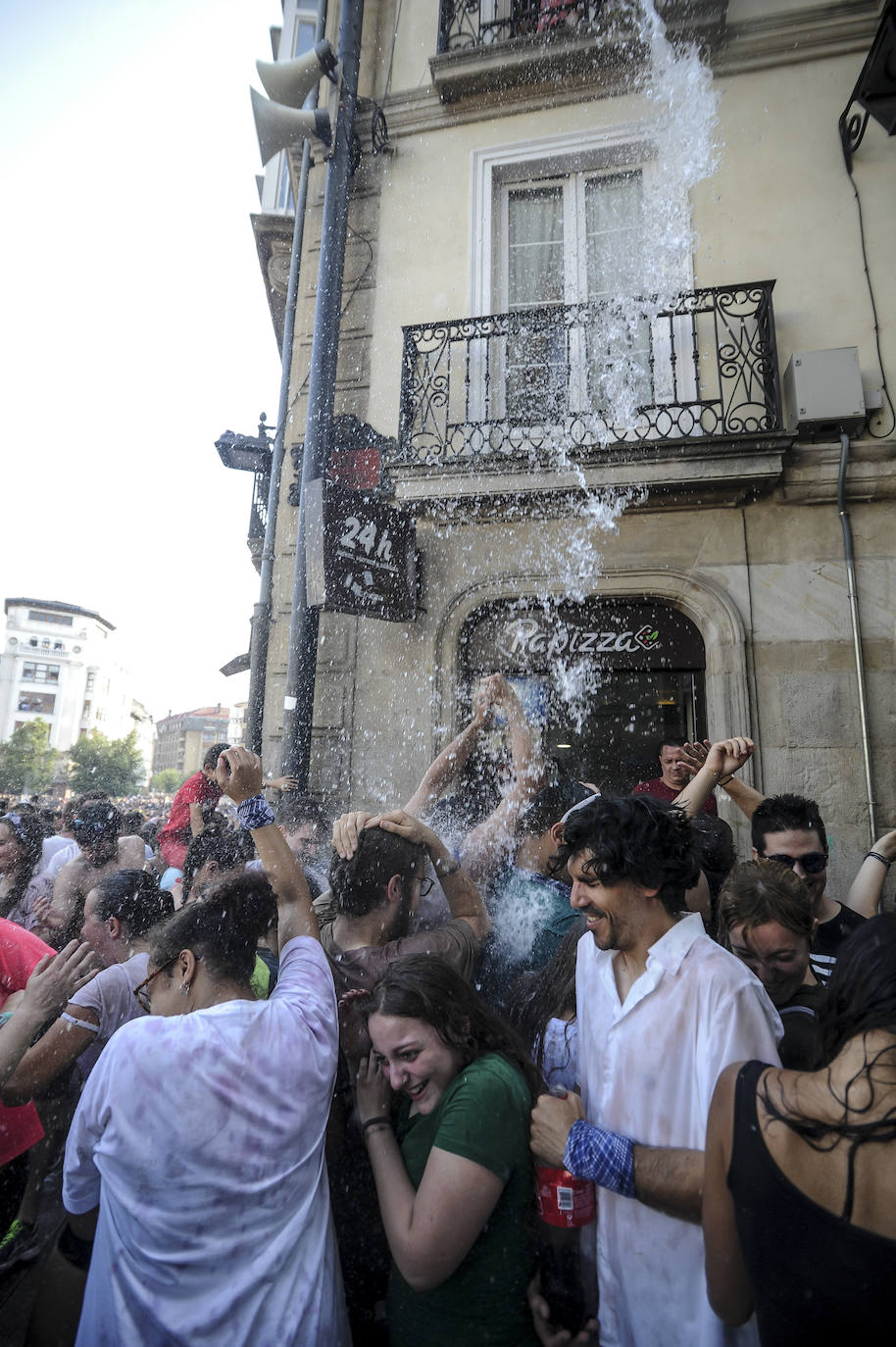 Vitoria ha dado inicio a las fiestas de la Virgen Blanca y una gran multitud de alaveses ha recibido a Celedón.