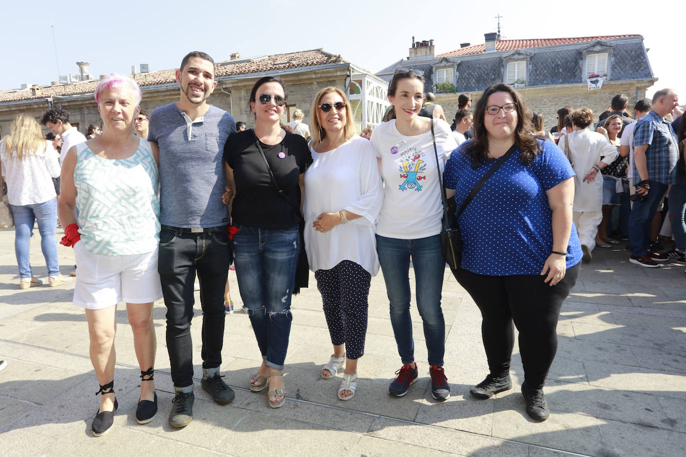 Vitoria ha dado inicio a las fiestas de la Virgen Blanca y una gran multitud de alaveses ha recibido a Celedón.