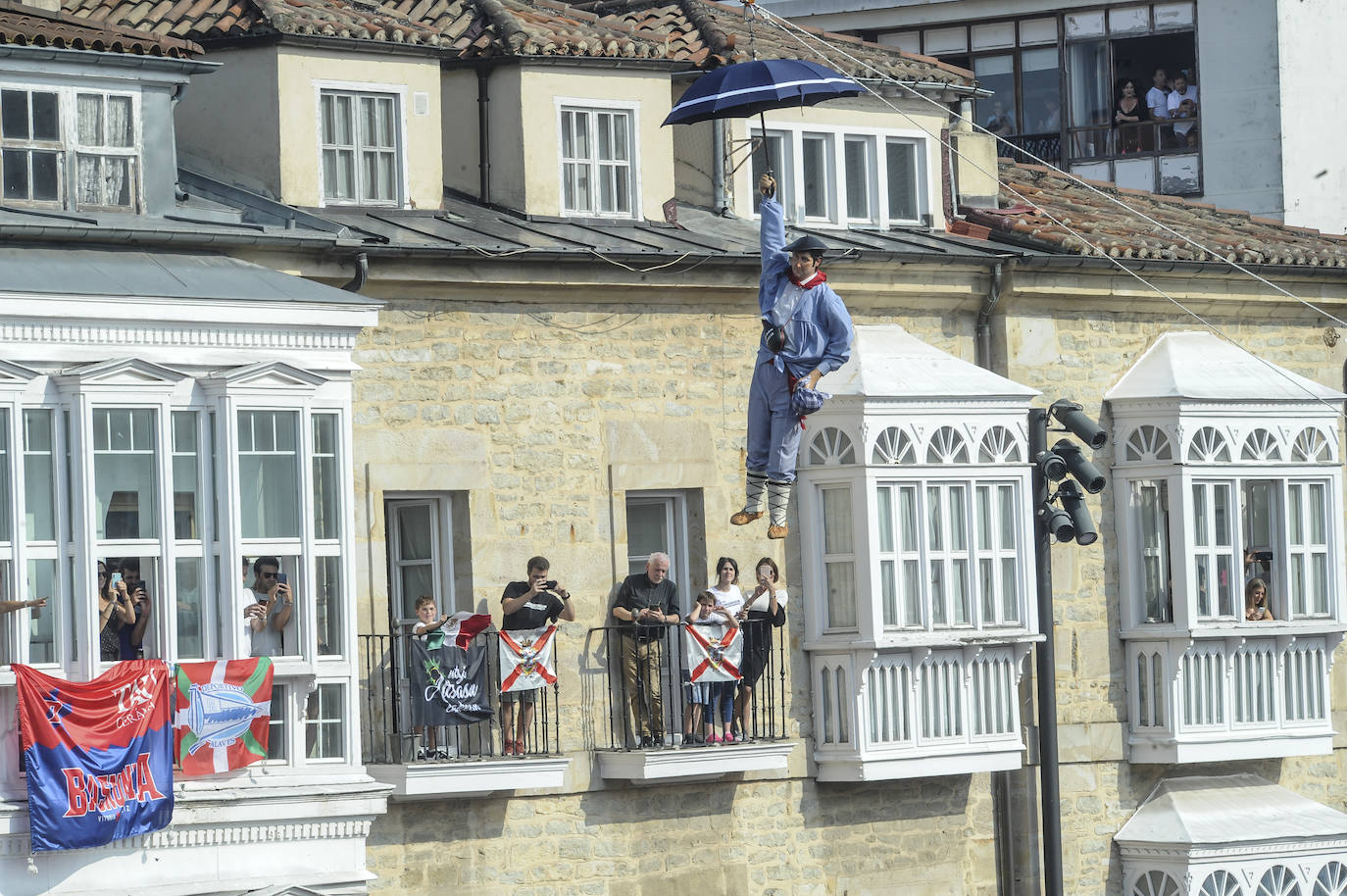 Vitoria ha dado inicio a las fiestas de la Virgen Blanca y una gran multitud de alaveses ha recibido a Celedón.