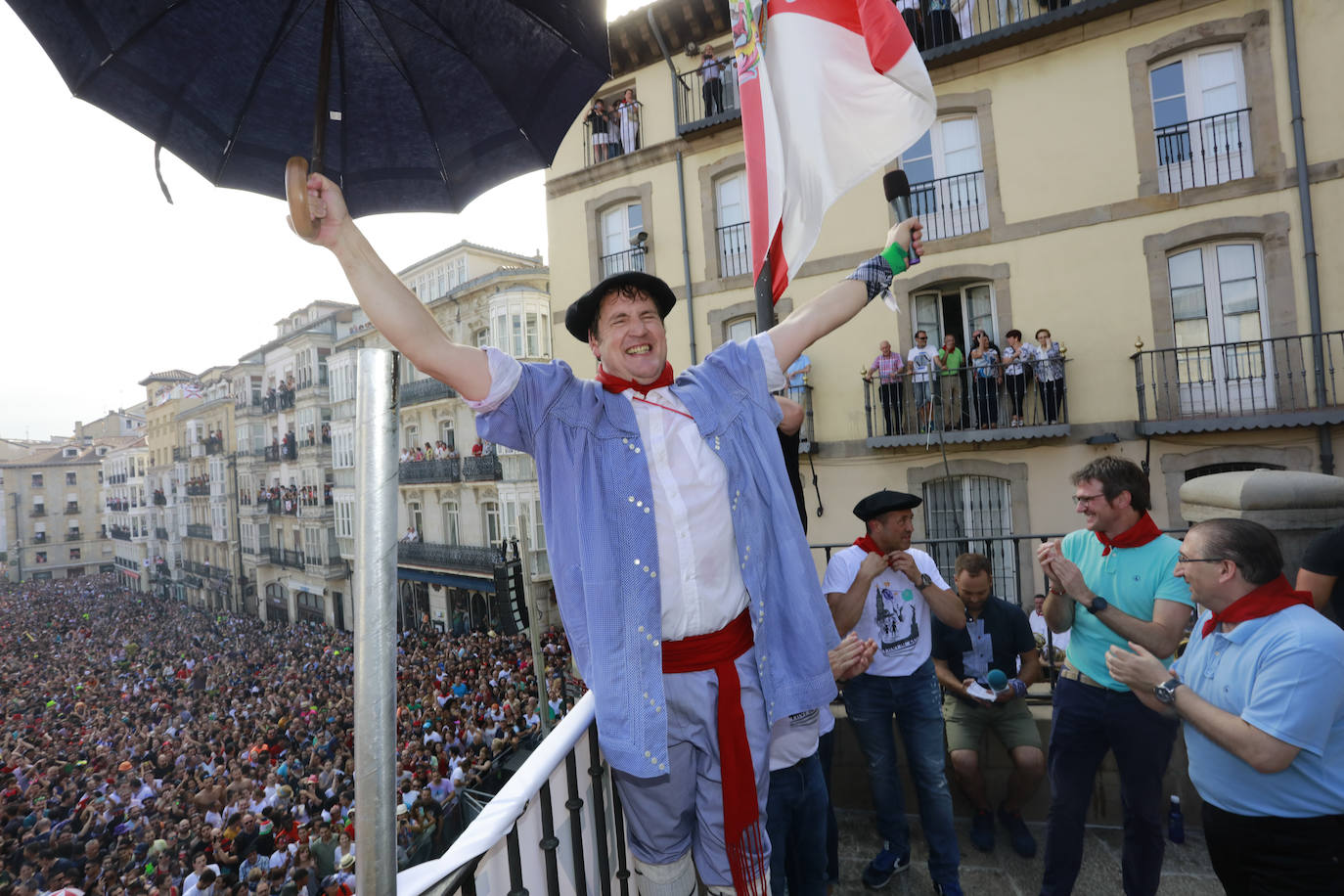 Vitoria ha dado inicio a las fiestas de la Virgen Blanca y una gran multitud de alaveses ha recibido a Celedón.