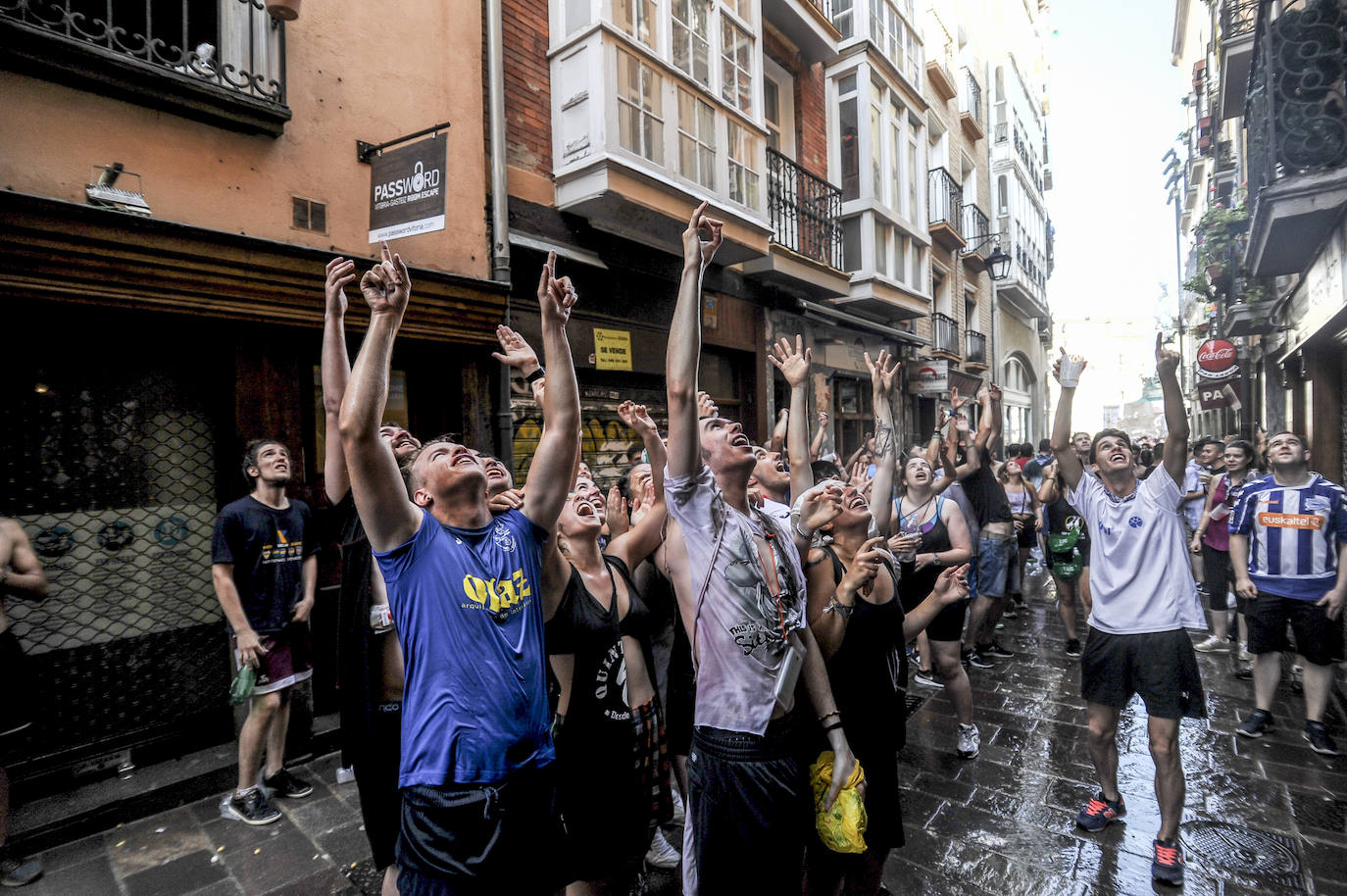 Vitoria ha dado inicio a las fiestas de la Virgen Blanca y una gran multitud de alaveses ha recibido a Celedón.