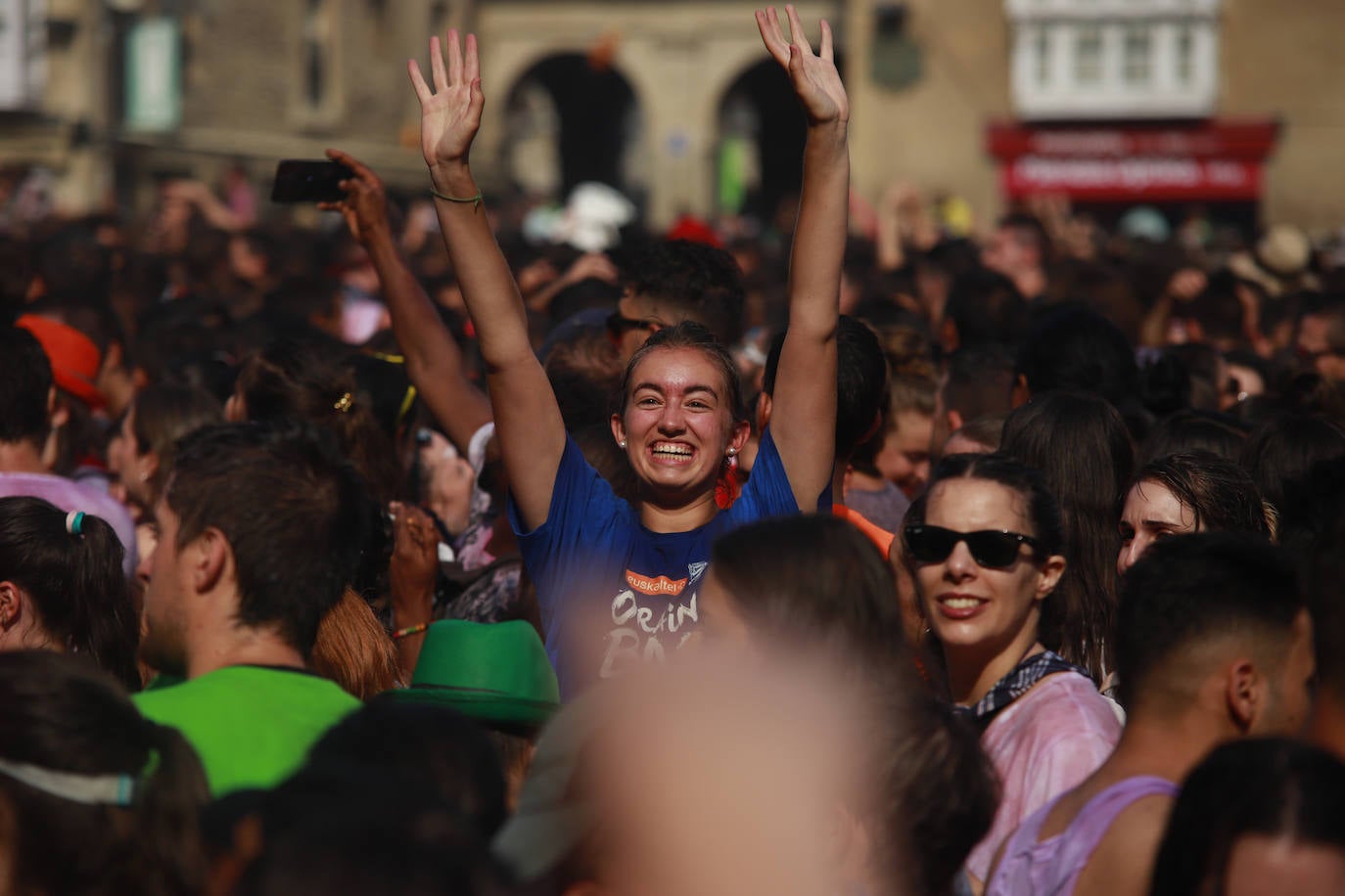 Vitoria ha dado inicio a las fiestas de la Virgen Blanca y una gran multitud de alaveses ha recibido a Celedón.