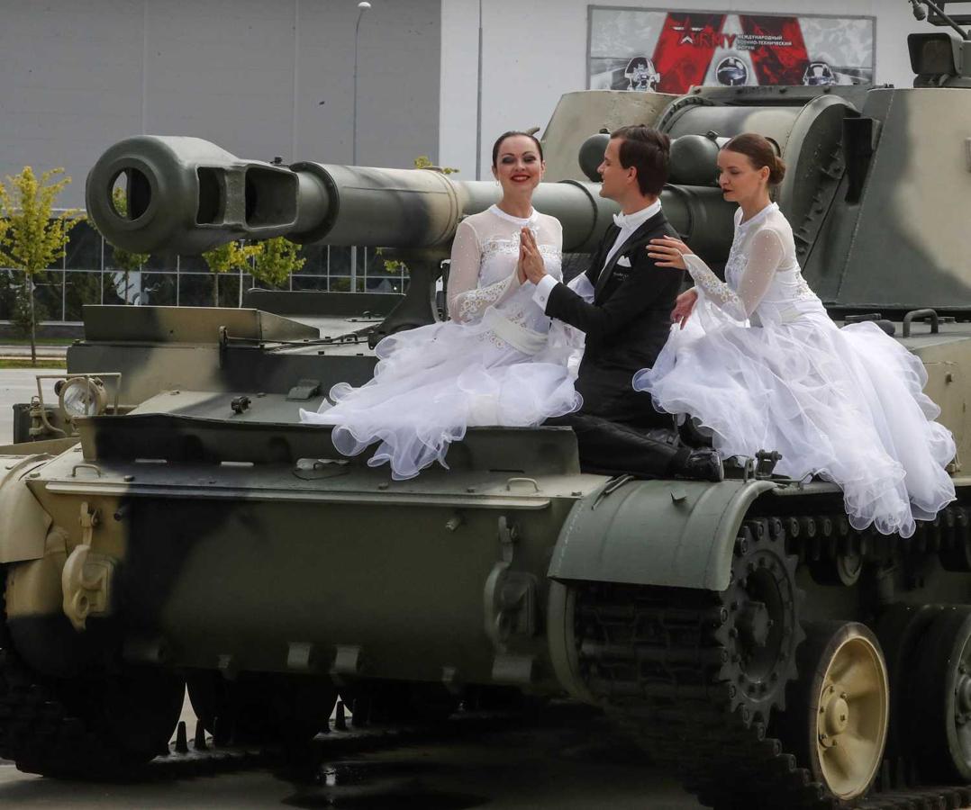 Bailarines actúan sobre un obús autopropulsado 2S3M Akatsiya durante la ceremonia de inauguración de los Juegos Militares Internacionales 2019 en Alabino, Moscú (Rusia)