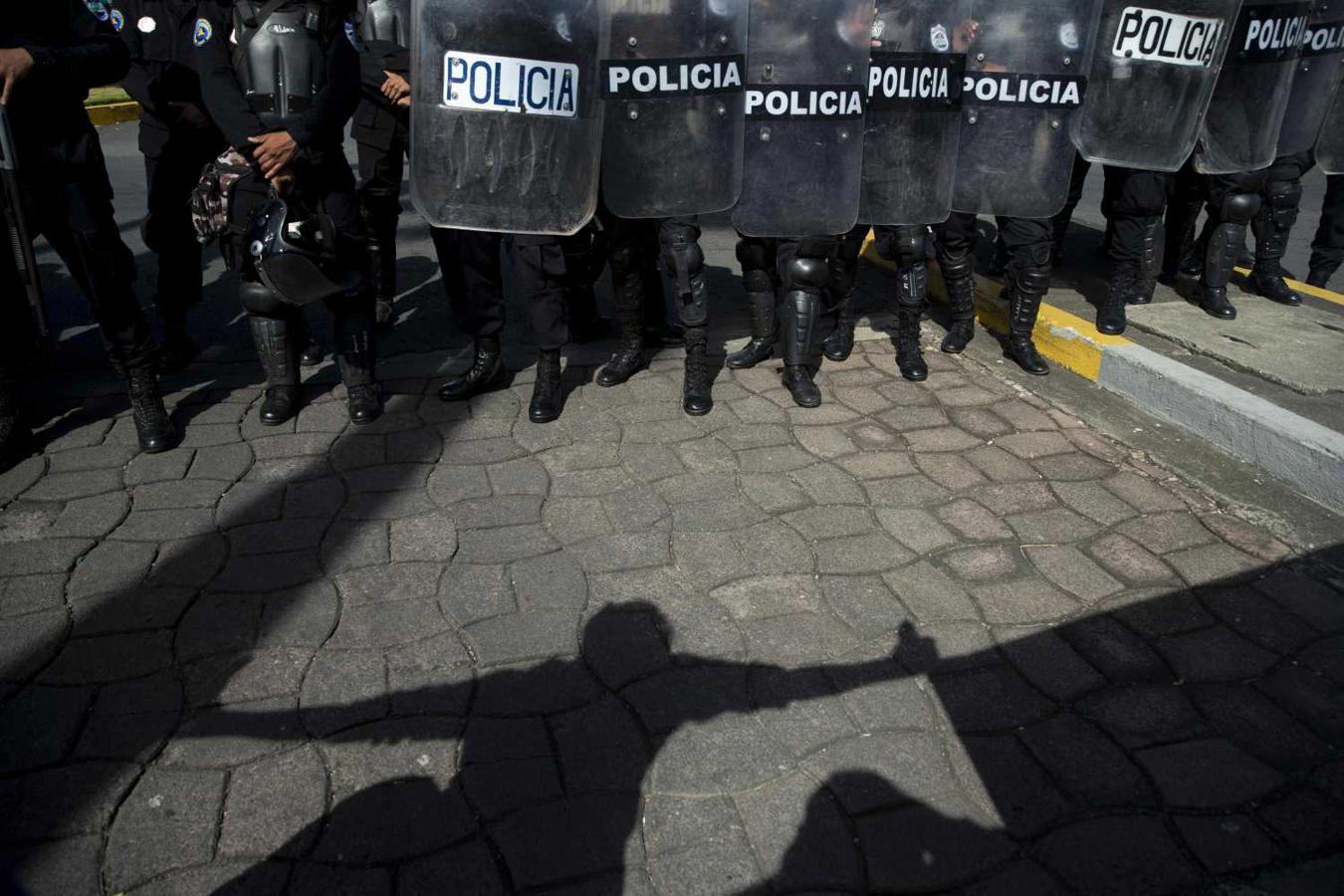 Trabajadores del sector salud se manifiestan frente a policías antidisturbios en Managua (Nicaragua)