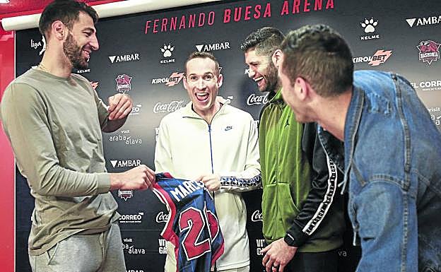 Huertas bromea con Shengelia, Garino y Vildoza el día de despedida en el Buesa. 