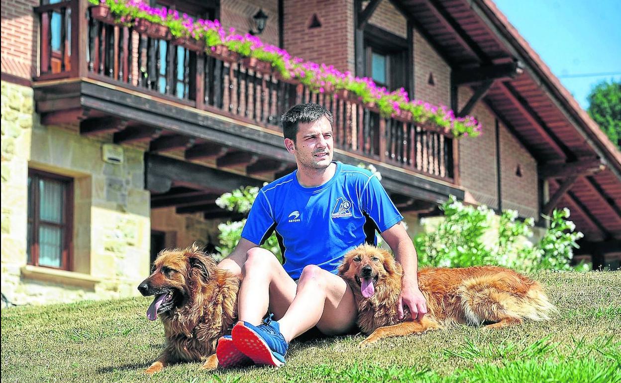 Danel, 'Elezkano II', con sus perros Baltz y Noa en el jardín de su casa de Dima.