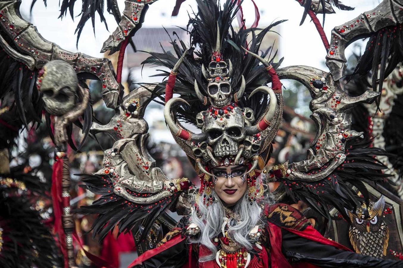Una modelo indonesa durante el Jember Fashion Carnaval