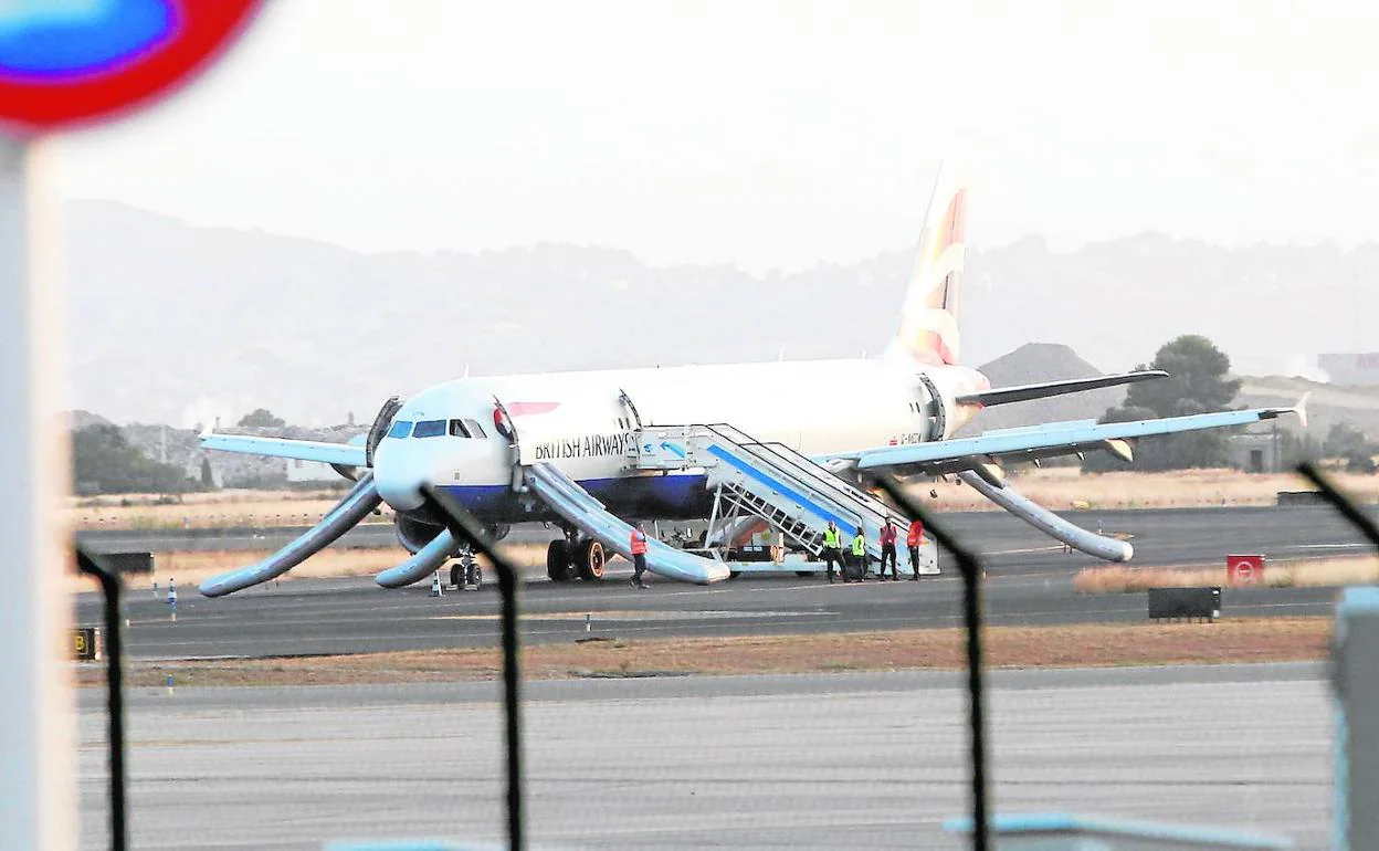 Avión de British Airways, tras el aterrizaje de emergencia en el aeropuerto de Manises.