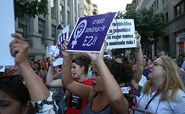 Galería. Cientos de personas se manifestaron el lunes en Bilbao contra las agresiones sexistas.