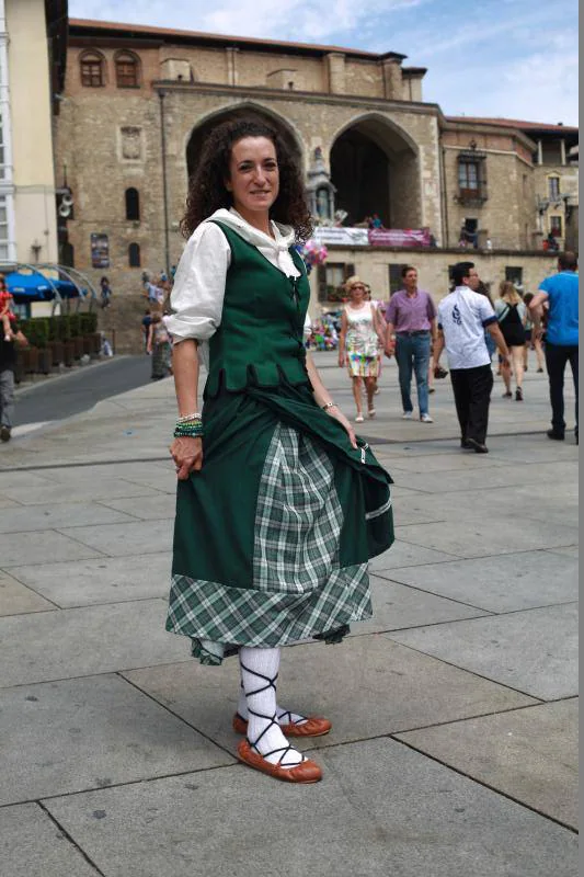 Vanesa Guillén estrena estas fiestas un traje de neska verde comprado en Pinedo que combina con un pañuelo con un lauburu bordado.