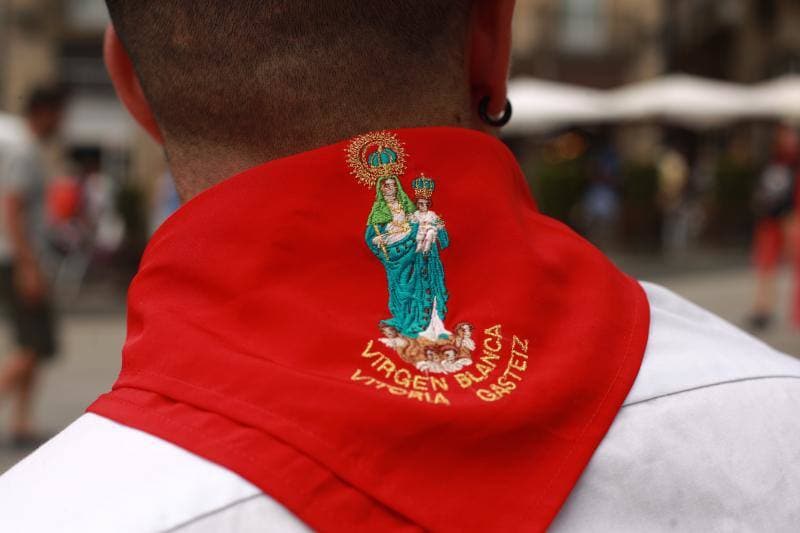 Iker Álvarez lleva traje clásico de blusa con blusa y abarcas negras y pañuelo rojo con imagen de la Virgen Blanca al cuello.