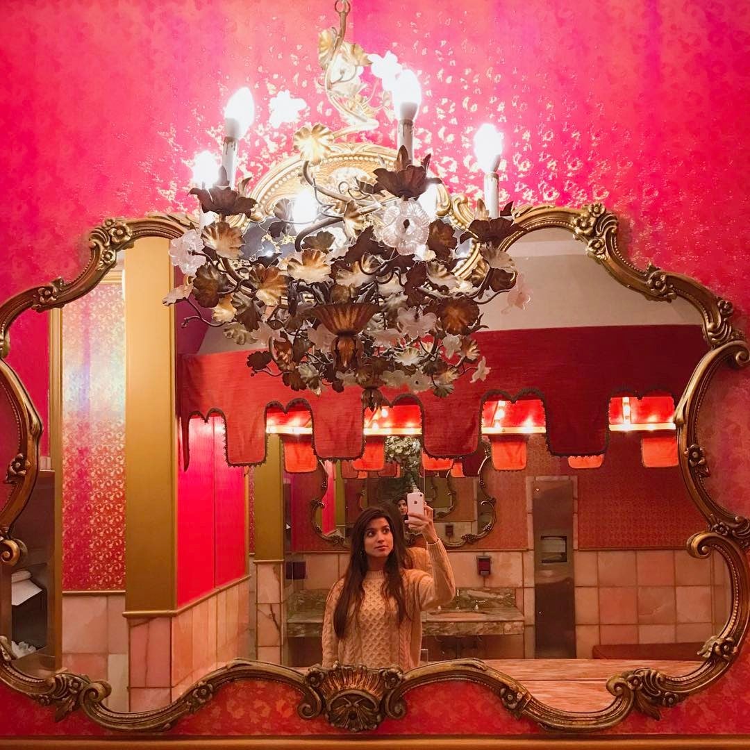 Este excéntrico restaurante de California, Madonna Inn, tiene los cuartos de baño más teatrales del estado. Están decorados en mármol con espejos de oro, candelabros y puertas forradas en cuero almohadillado de color rojo.
