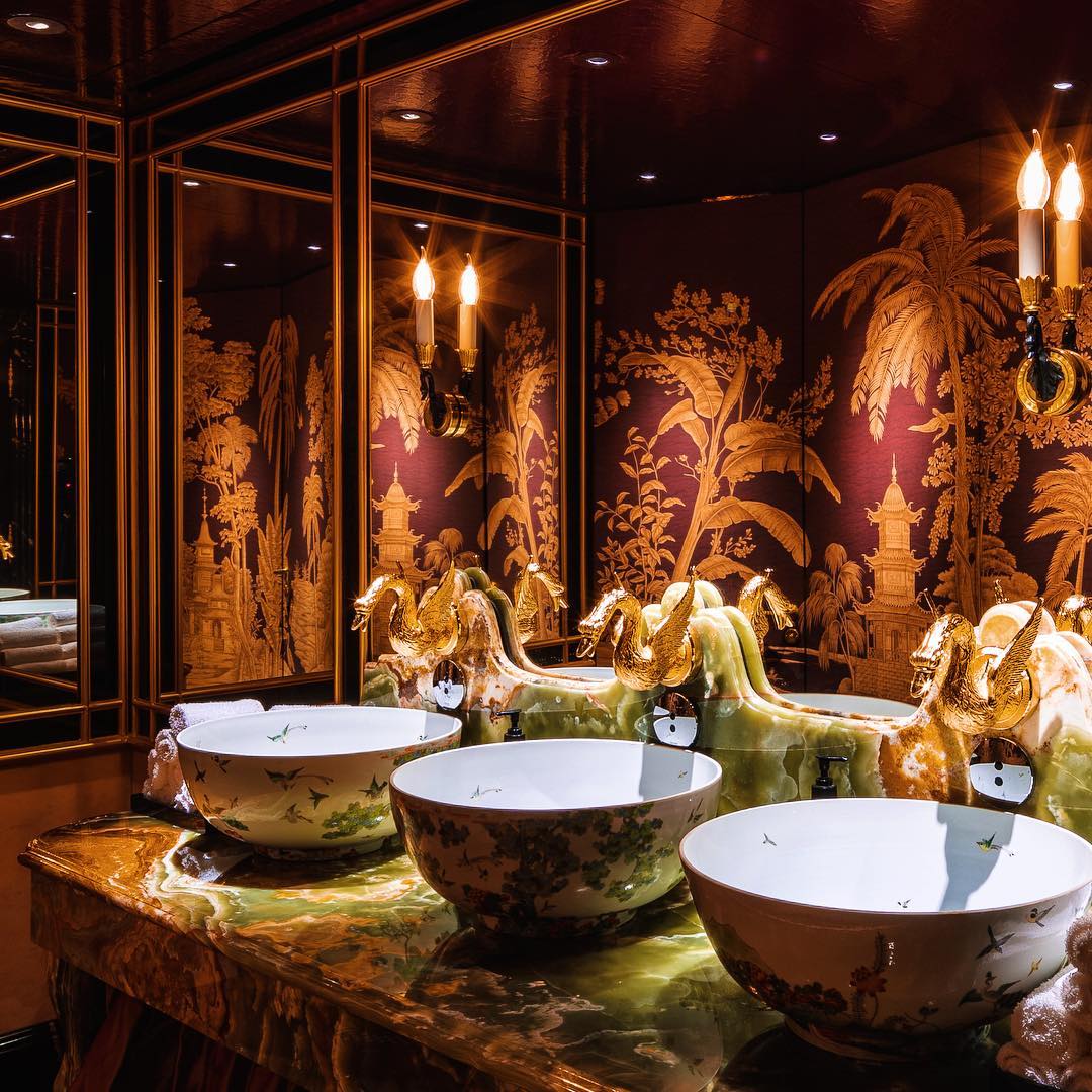 Park Chinois es uno de los restaurantes con cabaret más populares de Londres. Los responsables del local, conscientes del potencial de un buen cuarto de baño, enfocaron en este espacio su reforma. Tanto el papel pintado como las bombillas estilo vela están inspiradas en el Shangai de 1930. Los lavamanos son de mármol pintado a mano y la grifería de oro tiene forma de cisne.