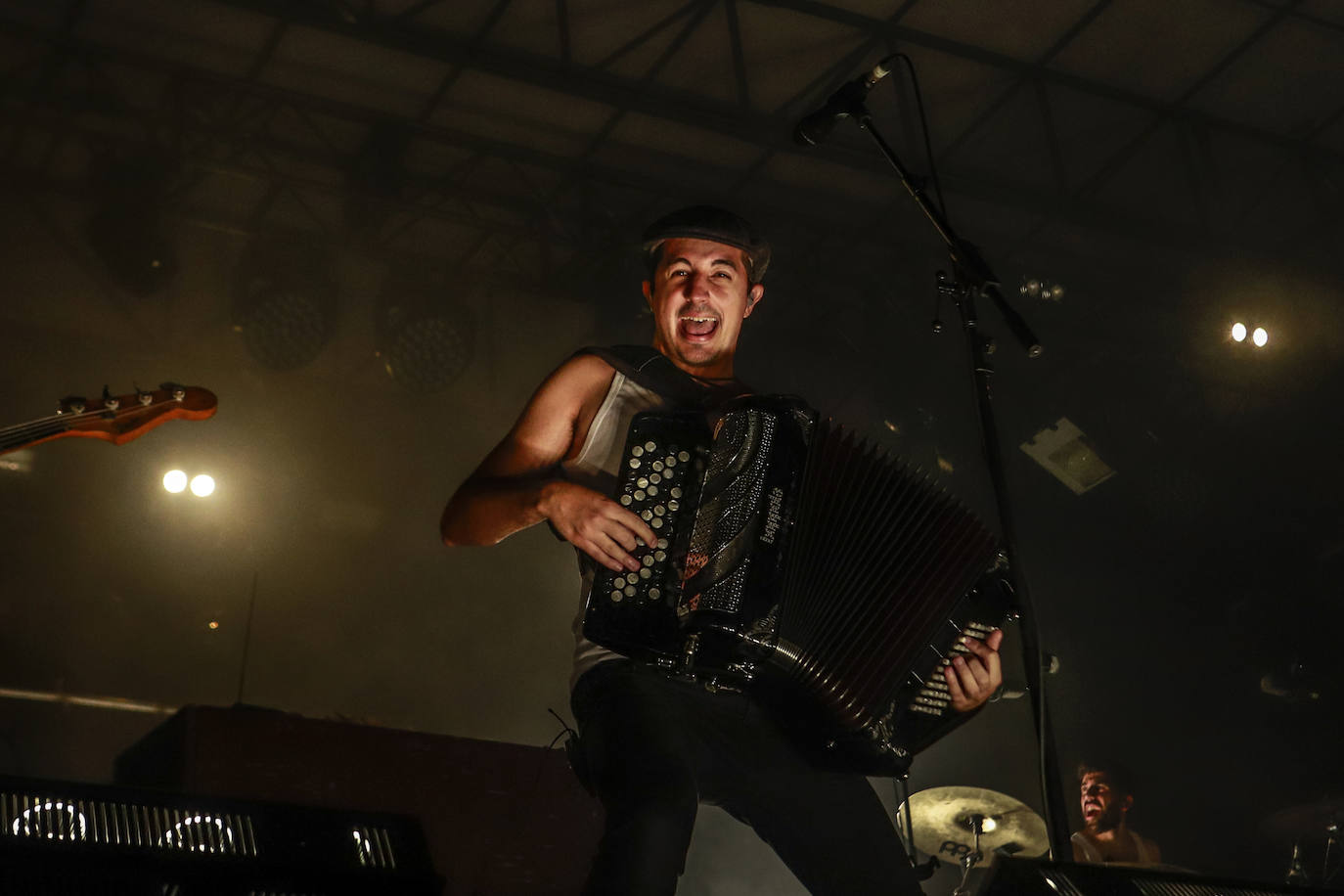 La Maravillosa Orquesta del Alcohol abarrotó la plaza de Los Fueros con una hora y media de concierto en el que no faltaron éxitos como 'Vasos vacíos' y 'PMVR'