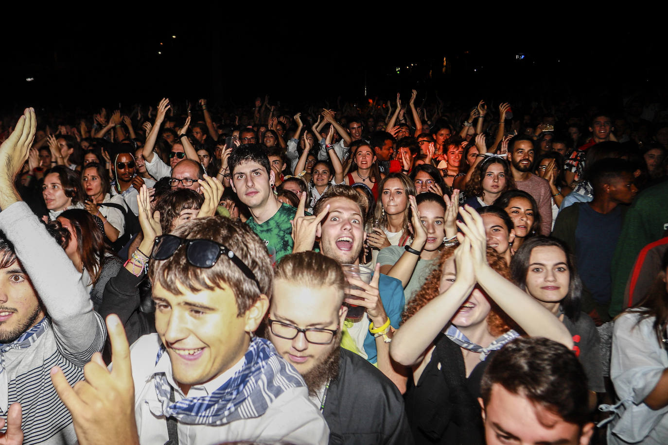 La Maravillosa Orquesta del Alcohol abarrotó la plaza de Los Fueros con una hora y media de concierto en el que no faltaron éxitos como 'Vasos vacíos' y 'PMVR'