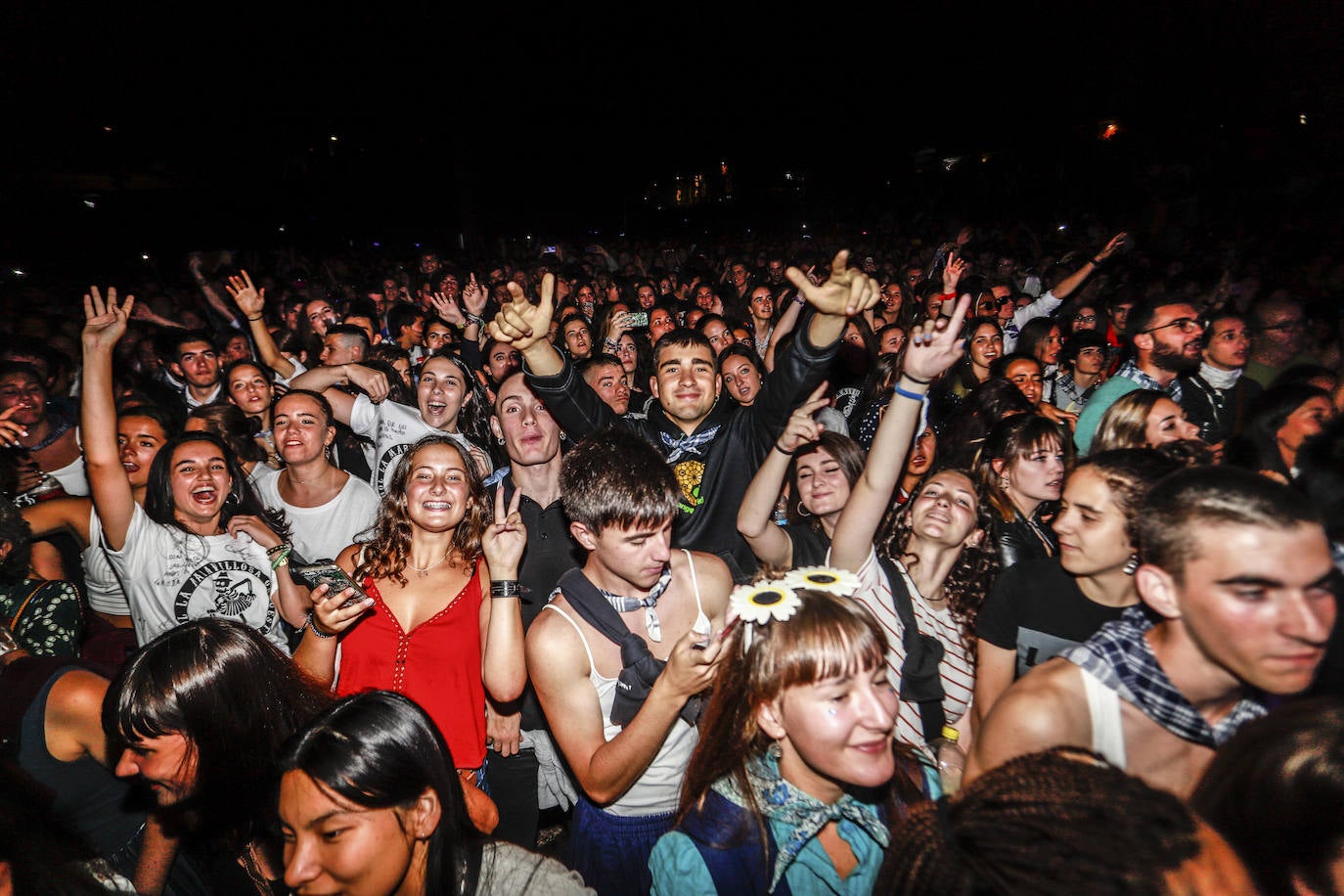 La Maravillosa Orquesta del Alcohol abarrotó la plaza de Los Fueros con una hora y media de concierto en el que no faltaron éxitos como 'Vasos vacíos' y 'PMVR'