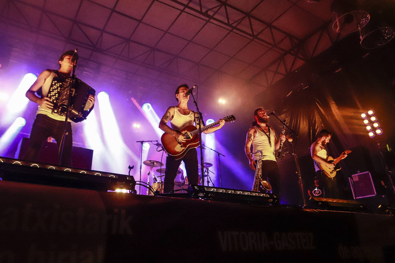 La Maravillosa Orquesta del Alcohol abarrotó la plaza de Los Fueros con una hora y media de concierto en el que no faltaron éxitos como 'Vasos vacíos' y 'PMVR'