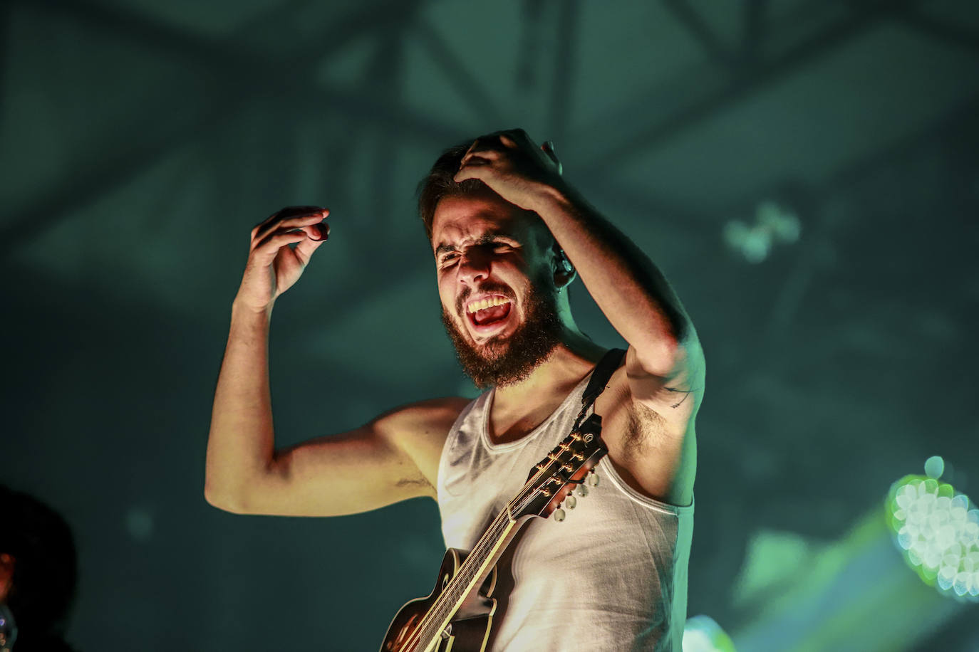 La Maravillosa Orquesta del Alcohol abarrotó la plaza de Los Fueros con una hora y media de concierto en el que no faltaron éxitos como 'Vasos vacíos' y 'PMVR'