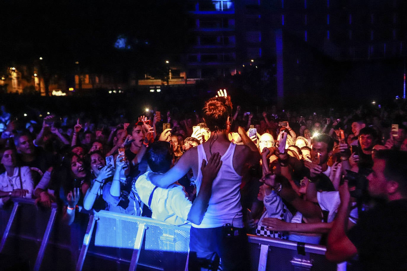 La Maravillosa Orquesta del Alcohol abarrotó la plaza de Los Fueros con una hora y media de concierto en el que no faltaron éxitos como 'Vasos vacíos' y 'PMVR'