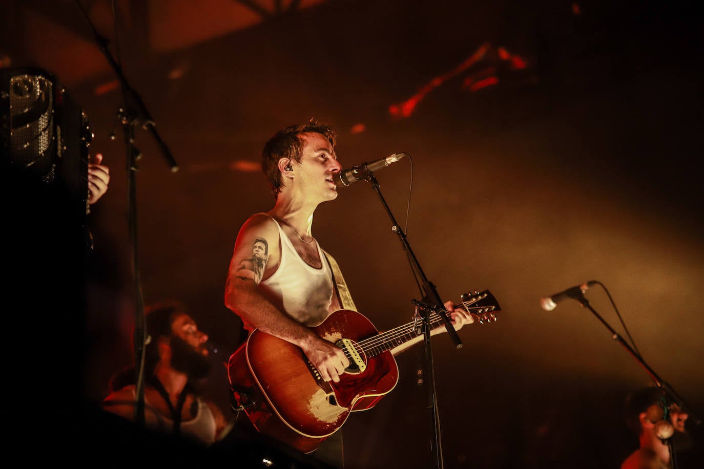 La Maravillosa Orquesta del Alcohol abarrotó la plaza de Los Fueros con una hora y media de concierto en el que no faltaron éxitos como 'Vasos vacíos' y 'PMVR'