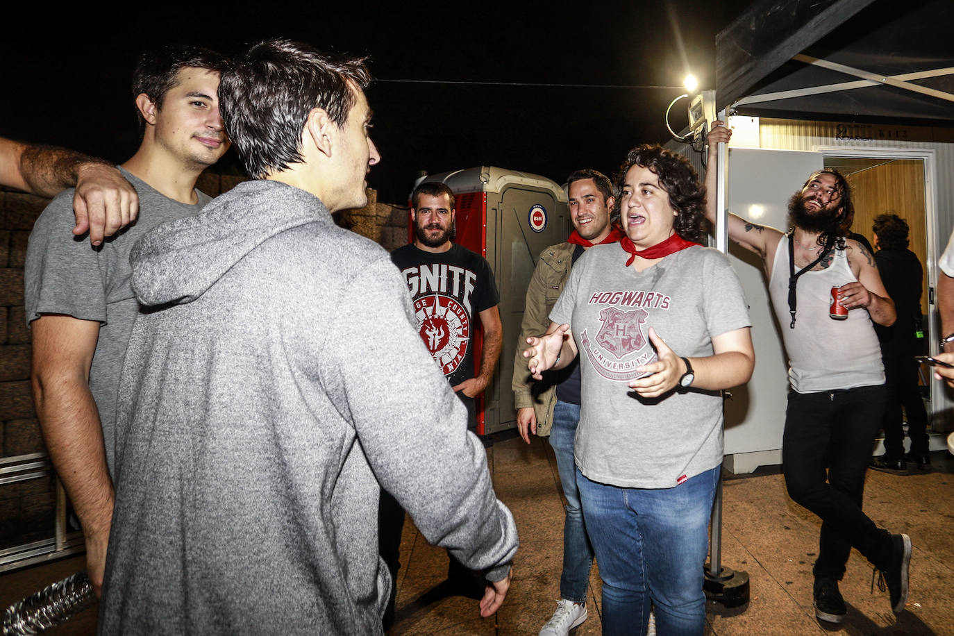 La Maravillosa Orquesta del Alcohol abarrotó la plaza de Los Fueros con una hora y media de concierto en el que no faltaron éxitos como 'Vasos vacíos' y 'PMVR'