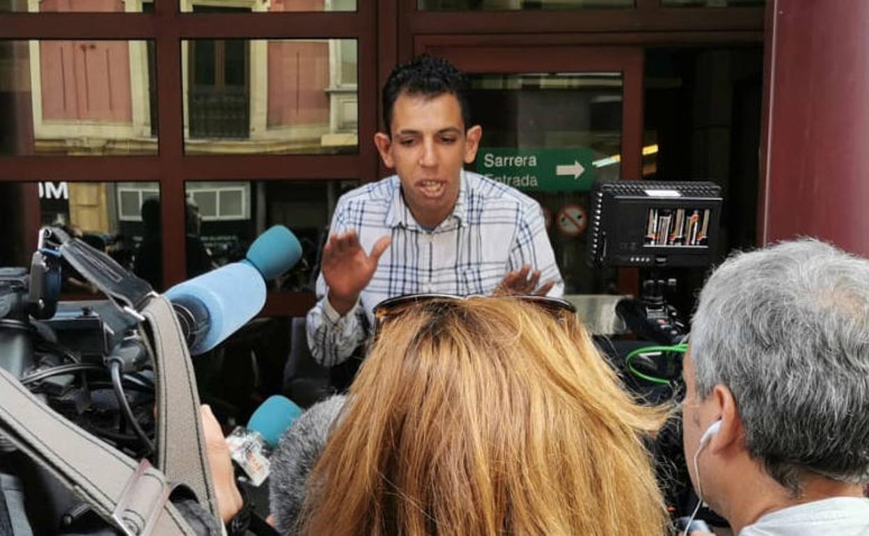 Uno de los investigados, hablando ante los medios este martes en Bilbao.