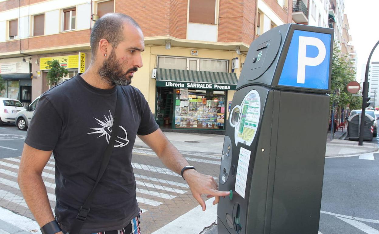 Un vitoriano paga el servicio de OTA. 