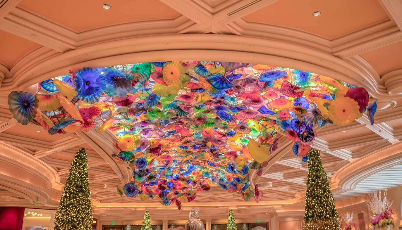 ¿Es Bellagio el mejor casino del mundo? | Resulta complicado decidir cuál es el mejor casino de Las Vegas y, por tanto, del mundo. Pero casi todos coinciden en que el Bellagio es el mejor. Un ejemplo: En él se celebra uno de los campeonatos del World Poker Tour más importantes, por lo que las grandes estrellas del juego de cartas más famoso del mundo se dan cita allí cada año. Solo entrar en la partida ya cuesta 20.000 dólares. Bellagio, es también una atracción en sí mismo. Alberga una combinación romántica de diferentes fragancias y colores de diferentes flores en sus increíbles jardines botánicos. Aparte de sus jardines interiores, también es el hogar de una Galería de Bellas Artes, donde se exhiben magníficas obras de arte creadas por los artistas más influyentes del mundo.