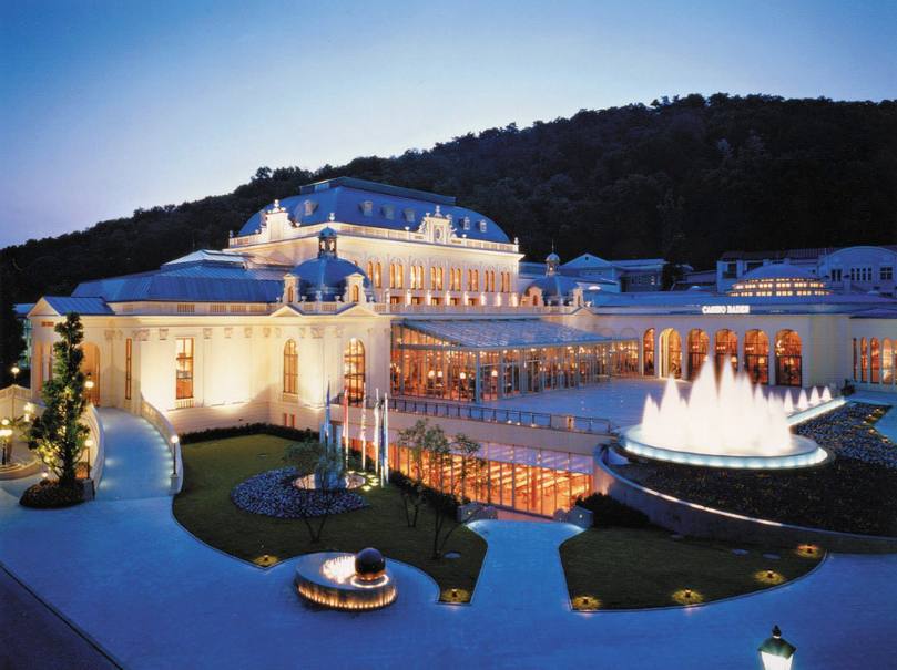 El más bello del mundo | Hay todo tipo de adjetivos para definir al Casino Baden-Baden en la Selva Negra alemana, pero mucha gente elige la frase con que lo definió la actriz Marlene Dietrich: “El casino más bello del mundo”. Tiene más de 250 años de historia, sigue la línea de los palacios reales franceses y durante el siglo pasado fue uno de los sitios de reunión preferidos de la aristocracia europea y mundial. Actualmente es un complejo que, además del casino, incluye un spa y un centro de conferencias. Curiosamente el casino tiene especial fama ya que inspiró “El Jugador” la gran novela de Fiódor Dostoyevsky. No fue el único famoso que lo visitó. También ha acogido a grandes artistas que se hospedaron y jugaron en el hotel con casino como Franz Liszt, Héctor Berlioz, Clara Schumann y Johannes Brahms entre otros. 