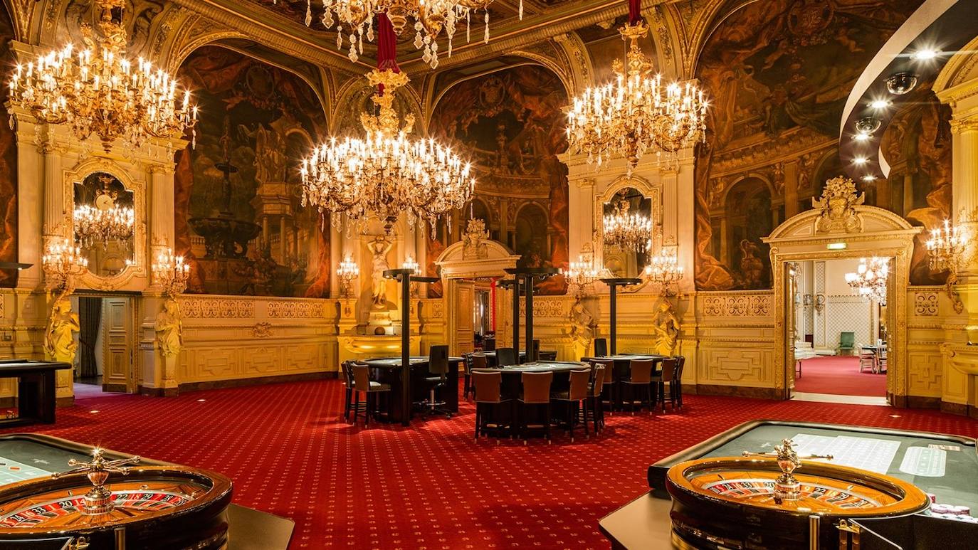 El más bello del mundo | Hay todo tipo de adjetivos para definir al Casino Baden-Baden en la Selva Negra alemana, pero mucha gente elige la frase con que lo definió la actriz Marlene Dietrich: “El casino más bello del mundo”. Tiene más de 250 años de historia, sigue la línea de los palacios reales franceses y durante el siglo pasado fue uno de los sitios de reunión preferidos de la aristocracia europea y mundial. Actualmente es un complejo que, además del casino, incluye un spa y un centro de conferencias. Curiosamente el casino tiene especial fama ya que inspiró “El Jugador” la gran novela de Fiódor Dostoyevsky. No fue el único famoso que lo visitó. También ha acogido a grandes artistas que se hospedaron y jugaron en el hotel con casino como Franz Liszt, Héctor Berlioz, Clara Schumann y Johannes Brahms entre otros. 