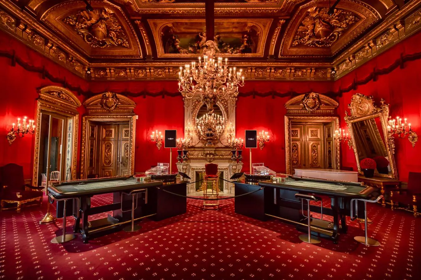 El más bello del mundo | Hay todo tipo de adjetivos para definir al Casino Baden-Baden en la Selva Negra alemana, pero mucha gente elige la frase con que lo definió la actriz Marlene Dietrich: “El casino más bello del mundo”. Tiene más de 250 años de historia, sigue la línea de los palacios reales franceses y durante el siglo pasado fue uno de los sitios de reunión preferidos de la aristocracia europea y mundial. Actualmente es un complejo que, además del casino, incluye un spa y un centro de conferencias. Curiosamente el casino tiene especial fama ya que inspiró “El Jugador” la gran novela de Fiódor Dostoyevsky. No fue el único famoso que lo visitó. También ha acogido a grandes artistas que se hospedaron y jugaron en el hotel con casino como Franz Liszt, Héctor Berlioz, Clara Schumann y Johannes Brahms entre otros. 