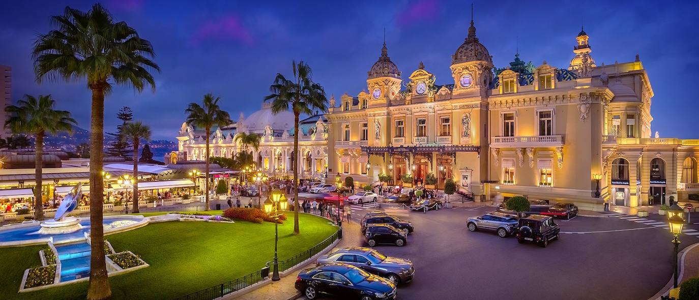 Montecarlo, el de mayor renombre... Y prohibido a los monegascos | Sin duda es el de mayor renombre, aunque no es ni mucho menos el más grande. Fue construido en 1863 por el arquitecto Charles Garnier, el mismo que creó la Ópera de París. Su estilo arquitectónico es el llamado ‘Segundo Imperio’ o ‘Napoleon III’. En el interior destaca un ascensor diseñado por Gustave Eiffel y un cuadro en el que aparece una española que causaba sensación en la época, la Bella Otero. Es famosa su terraza sobre la bahía de Montecarlo donde los jugadores fumadores también pueden disfrutar del placer de jugar mirando las estrellas y desde la que, según rumores, se ha producido más de un suicidio de jugadores arruinados. Además, incluye el Gran Teatro de Montecarlo, una ópera y una casa de ballet. Lo más curioso es que los monegascos tienen prohibida la entrada al casino, según una orden que data del año 1860, anterior a la apertura del casino, ya que al príncipe Carlos III le preocupaba que sus súbditos perdieran todo su dinero en el juego. Además, el Casino de Montecarlo es el favorito de James Bond, ya que sale en “Nunca digas nunca jamás” y en “Golden eye” y sirvió de inspiración a Ian Flemming para crear su casino ficticio en “Casino Royale”. 