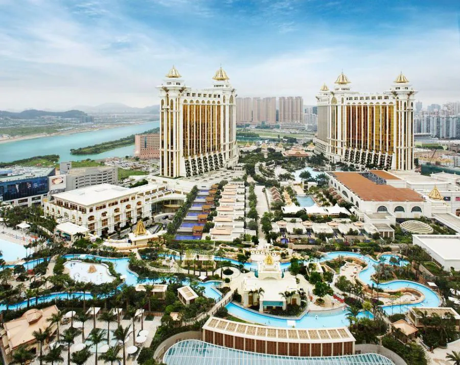 Y el más exclusivo... también | En Macao también se encuentra el que puede ser considerado el casino más exclusivo del mundo ya que para jugar en su sala VIP se necesita una apuesta mínima de... 1.200.000 euros. Situado en la planta 32 del Galaxy & Resort en Macao, el casino cuenta con 600 mesas de juego y 250 suites para atraer a los clientes más ricos y selectos de China y del resto del mundo que puedan permitírselo. Su éxito es absoluto entre las grandes fortunas, ya que sus beneficios son seis veces mayores que cualquier casino de Las Vegas. Su construcción supuso una inversión de 1.900 millones de dólares. 