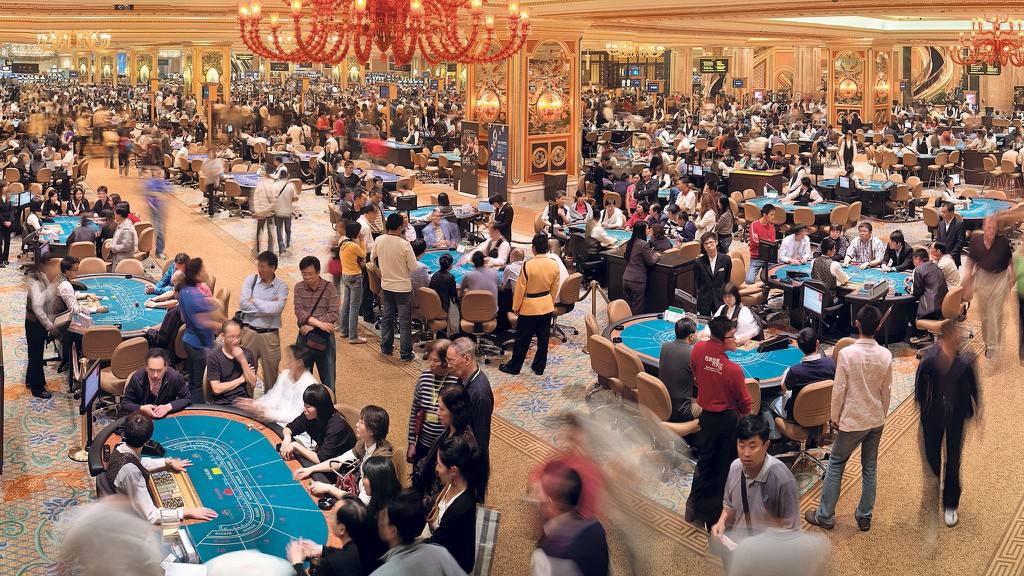 El más grande... es chino | En contra de lo que la mayoría de la gente creería, el casino más grande del mundo no está en Las Vegas, tampoco en Europa. Está en China, en concreto en Macao, la hasta hace poco colonia portuguesa y es la única ciudad en la que se puede jugar en todo el país. Eso sí, lo aprovecha muy bien, ya que el 70% de los ingresos de Macao procede de los casinos que tiene. El mayor es The Venetian Macao, cuya arquitectura, que se extiende por 166.420 metros cuadrados (es el tercer edificio más grande del mundo) y recuerda la mítica ciudad italiana, con su Puente del Rialto, su Campanile y sus góndolas navegando en un lago artificial. Se trata del mayor casino del mundo, con unas 900 mesas de juegos y miles de tragaperras repartidas en 51.000 m2. Además, su hotel, el más grande de Asia, ofrece 3.000 suites y 24 bares y restaurantes. Es prácticamente una ciudad entera dentro de una ciudad dedicada casi en su totalidad al juego. 