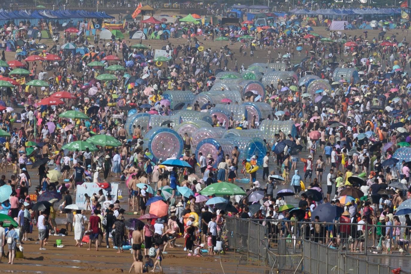 La playa de Qingdao en la provincia de Shadong, es una de las playas más concurridas de China. Aquí, la gente, busca un lugar donde refrescarse del azotador calor