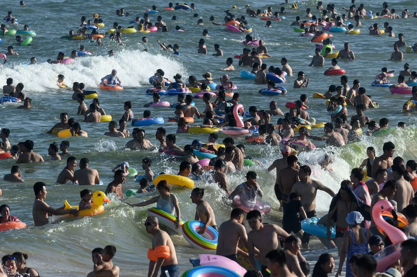 La playa de Qingdao en la provincia de Shadong, es una de las playas más concurridas de China. Aquí, la gente, busca un lugar donde refrescarse del azotador calor